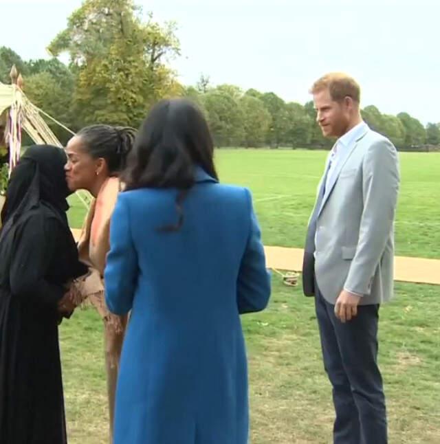 Prens Harry, Meghan Markle'ın Kitap Tanıtımında Müslüman Kadınla Selamlaşırken Zor Anlar Yaşadı