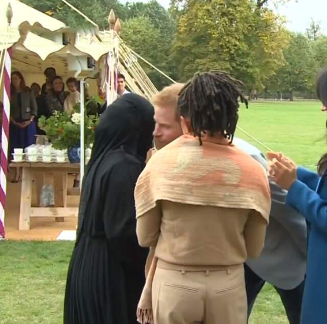 Prens Harry, Meghan Markle'ın Kitap Tanıtımında Müslüman Kadınla Selamlaşırken Zor Anlar Yaşadı