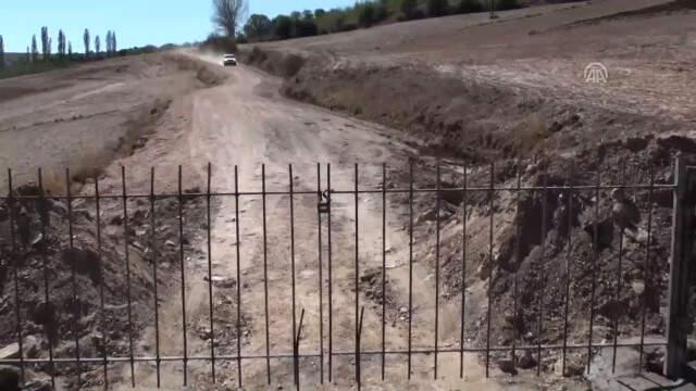 Tokatlı Vatandaş, Arazisinden Geçtiğini İddia Ettiği Köy Yolunu Demir Kapıyla Kapattı