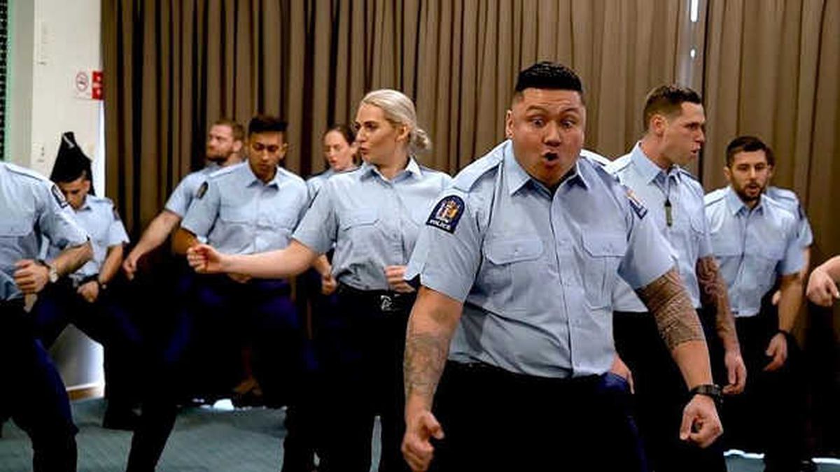 Yeni Zelanda: Polislerden Mezuniyet Töreninde Haka Dansı