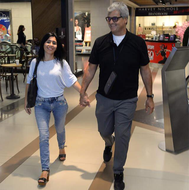 59 Yaşındaki Eski Manken Engin Koç AVM'de Eşiyle Aşka Geldi