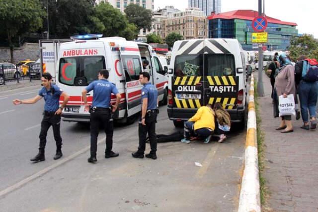 Alman Turistlerden İnsanlık Dersi! Yerde Yatan Kişiye Bakıp Geçmediler
