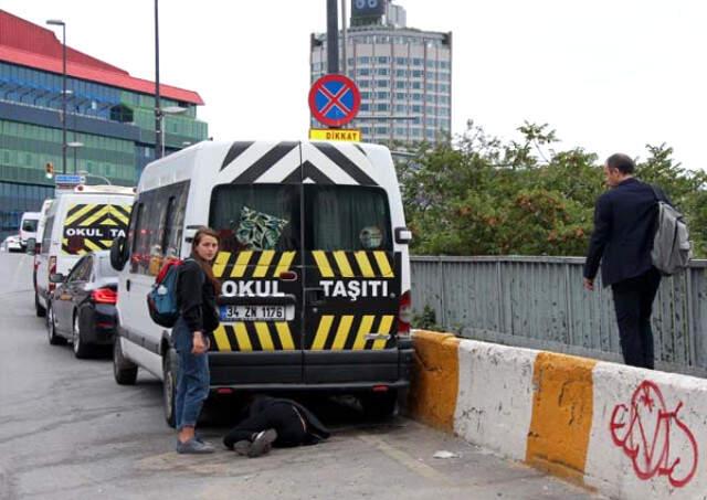 Alman Turistlerden İnsanlık Dersi! Yerde Yatan Kişiye Bakıp Geçmediler
