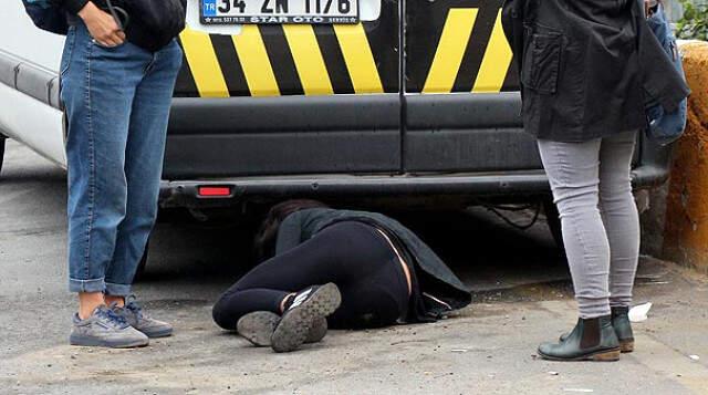 Alman Turistlerden İnsanlık Dersi! Yerde Yatan Kişiye Bakıp Geçmediler