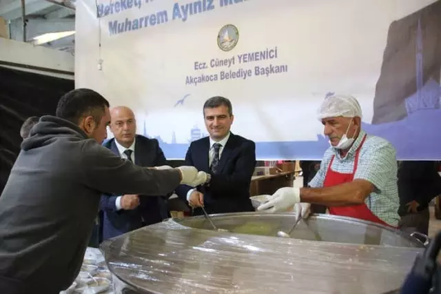Başkan Yemenici Aşure Dağıttı Başkan Yemenici Aşure Dağıttı