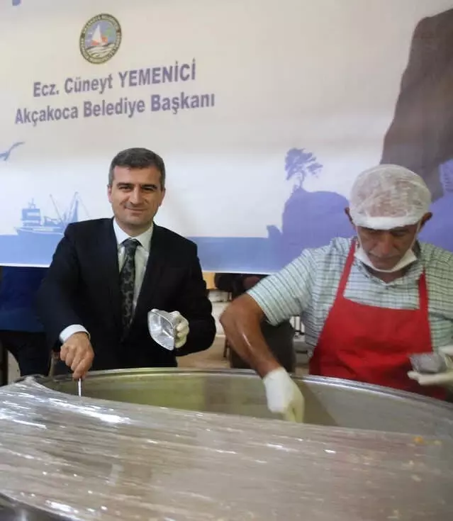 Başkan Yemenici Aşure Dağıttı Başkan Yemenici Aşure Dağıttı