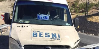 Besni'de Minibüs ile Otomobil Çarpıştı: 4 Yaralı