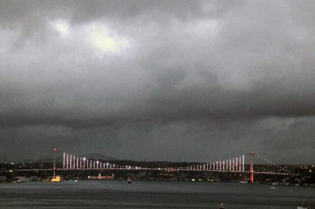 İstanbul'u Kestane Karası Fırtınası Vurdu! Ağaçlar Devrildi, Yollar Kapandı