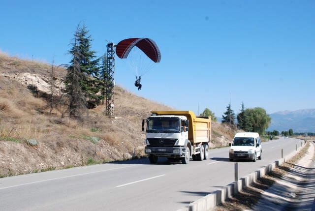 Karayoluna Dikilen 'Paraşütçü Tabelası' Sürücüleri Korkutuyor