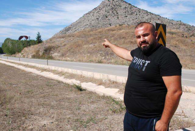 Karayoluna Dikilen 'Paraşütçü Tabelası' Sürücüleri Korkutuyor