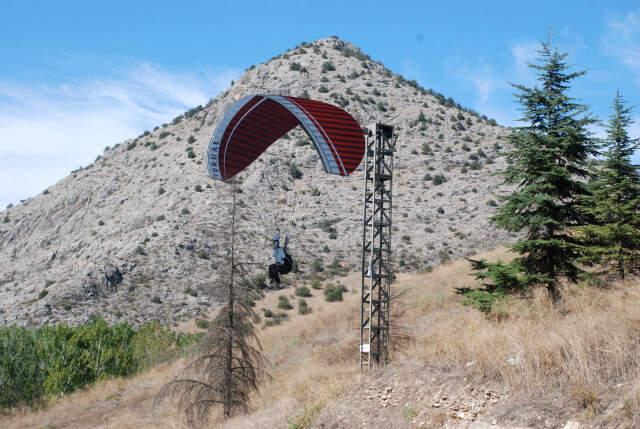Karayoluna Dikilen 'Paraşütçü Tabelası' Sürücüleri Korkutuyor