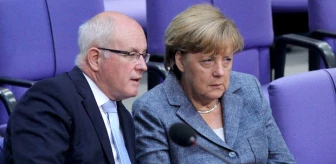 Merkel'in Destekliği Aday Seçimi Kaybetti, Partide Kriz Çıktı