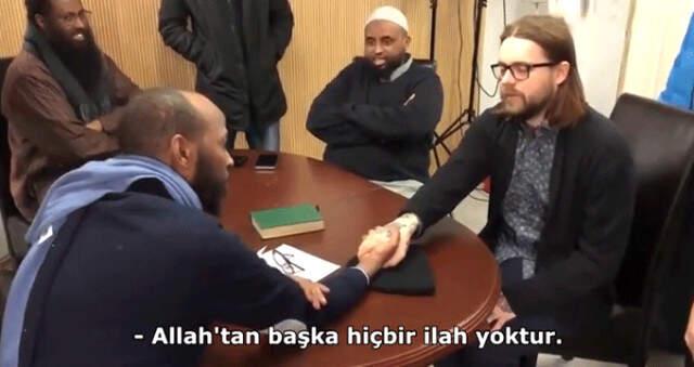 Norveç'te Yaşayan Ateist Adam, Kelime-i Şehadet Getirince Gözyaşlarını Tutamadı