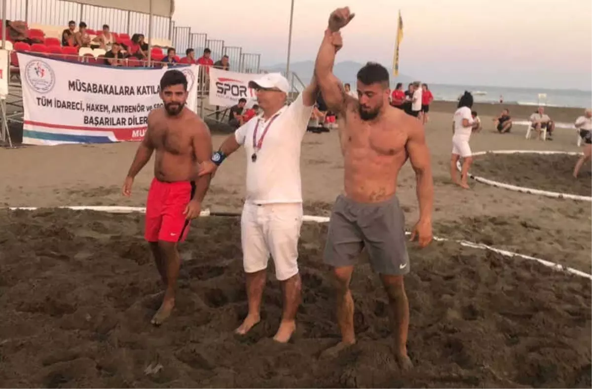 Plaj Güreşinde Türkiye Üçüncüsü Yunusemre'den
