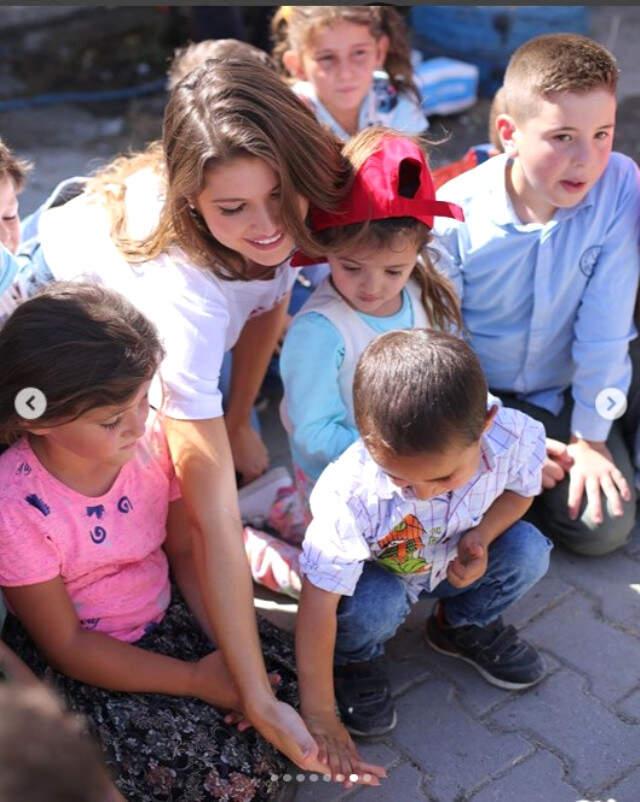Türkiye'ye Gelen Amerikalı Yıldız Amanda Cerny, Nevşehir'de Köy Okuluna Boya Badana Yaptı