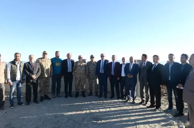 Vali Azizoğlu: 'Erzurum'un 57'inci Alayı Kargapazar Müfrezesidir' Vali Azizoğlu: 'Erzurum'un 57'inci Alayı Kargapazar Müfrezesidir'