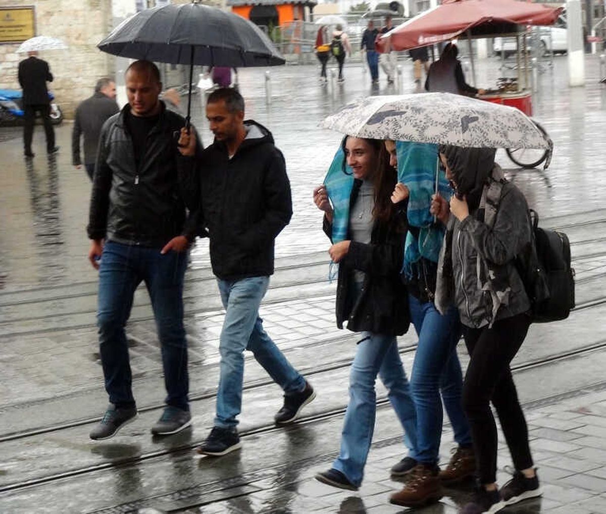 Kestane Karası' Fırtınası İstanbul'da Etkili Oluyor