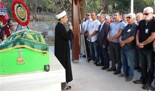Oyuncu Salih Kalyon, Eşini Son Yolculuğuna Uğurladı