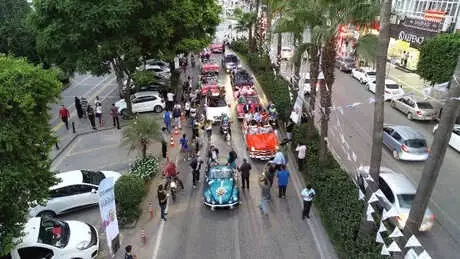 Adana'da Sanatçılar 'Sevgi Korteji' ile Halkı Selamladı