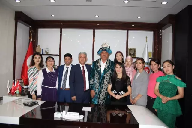 Kazakistanlı Gazeteciler Başkan Uslu ile Bir Araya Geldi Kazakistanlı Gazeteciler Başkan Uslu ile Bir Araya Geldi