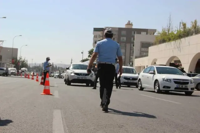 Trafikte Telefonla Konuşan Sürücülere Şok Ceza Trafikte Telefonla Konuşan Sürücülere Şok Ceza