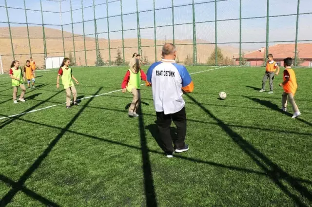 Yahyalı'da Halı Saha Yapım Çalışmaları Devam Ediyor