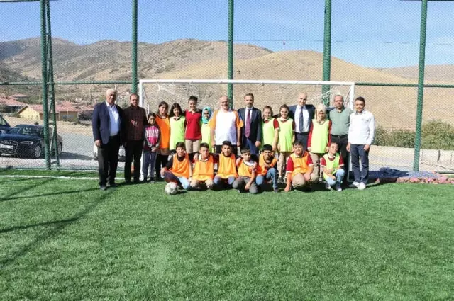 Yahyalı'da Halı Saha Yapım Çalışmaları Devam Ediyor