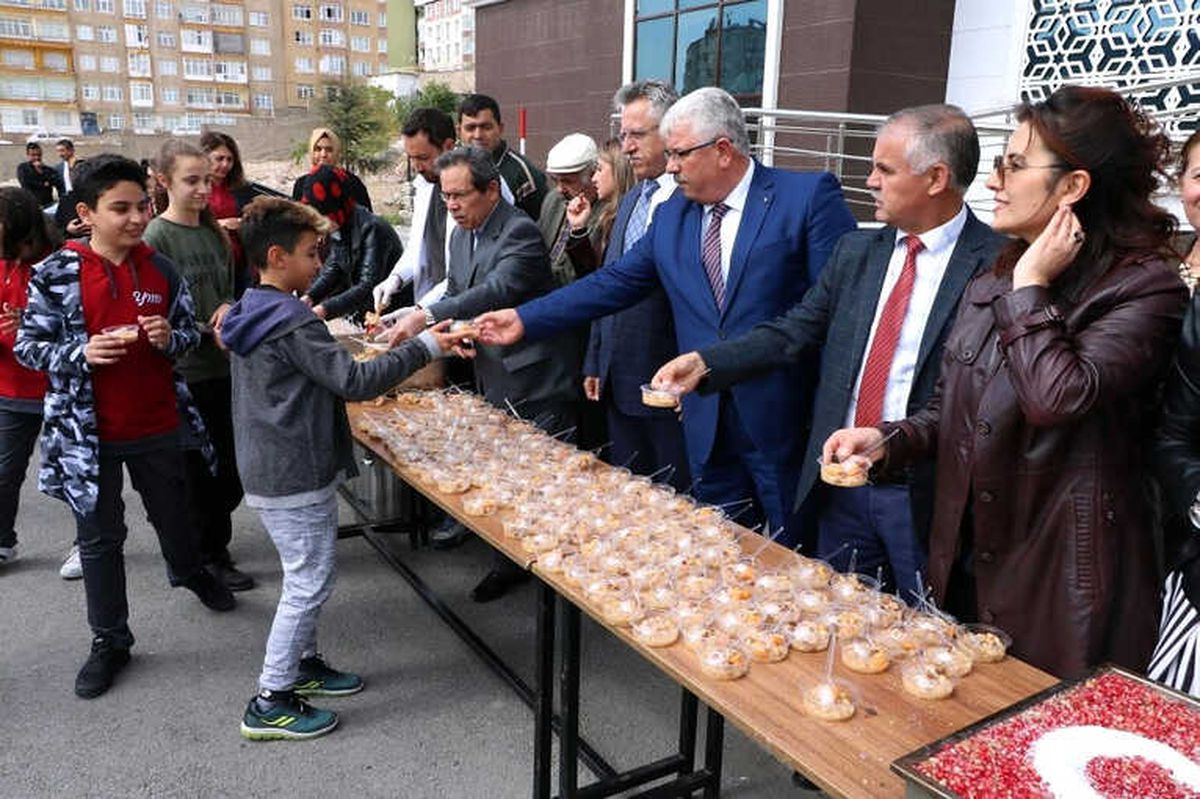Yozgat'ta Merkez Ortaokulu'nda Aşure Dağıtıldı