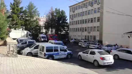 Benzinle Kendisini Yakmak İsteyen İşçiyi, Müdürü Vazgeçirdi Benzinle Kendisini Yakmak İsteyen İşçiyi, Müdürü Vazgeçirdi