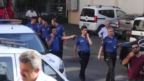 Benzinle Kendisini Yakmak İsteyen İşçiyi, Müdürü Vazgeçirdi Benzinle Kendisini Yakmak İsteyen İşçiyi, Müdürü Vazgeçirdi