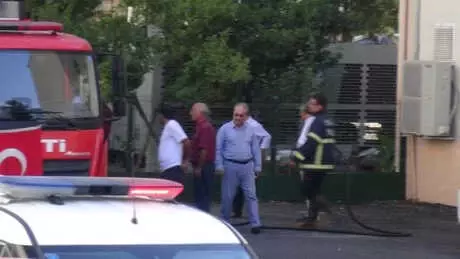 Benzinle Kendisini Yakmak İsteyen İşçiyi, Müdürü Vazgeçirdi Benzinle Kendisini Yakmak İsteyen İşçiyi, Müdürü Vazgeçirdi