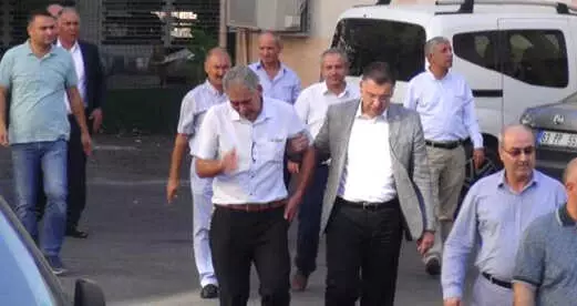 Benzinle Kendisini Yakmak İsteyen İşçiyi, Müdürü Vazgeçirdi Benzinle Kendisini Yakmak İsteyen İşçiyi, Müdürü Vazgeçirdi