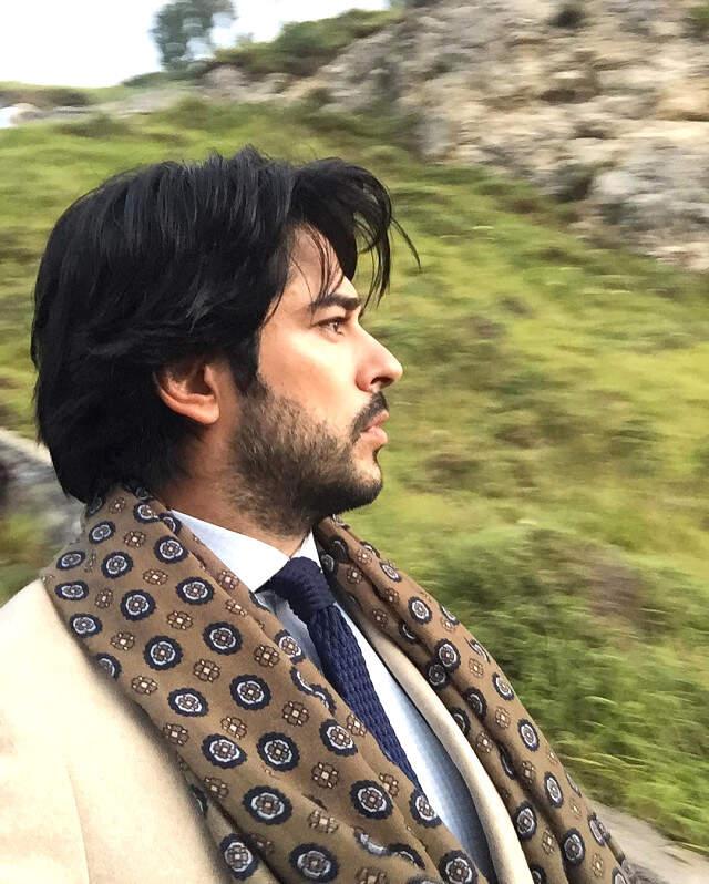 Burak Özçivit Paylaşımıyla Takipçilerinin Başını Döndürdü