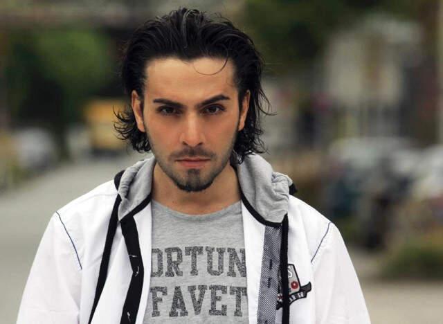 Burak Özçivit Paylaşımıyla Takipçilerinin Başını Döndürdü