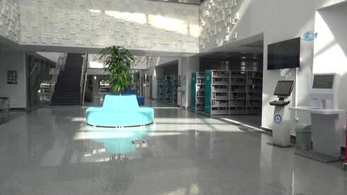 Emekli Öğretmen Kitaplarını Bağışladı