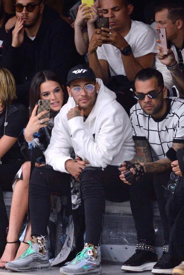 Futbolcu Neymar'ın Sevgilisi Bruna Marquezine, Derin Yırtmaçlı Elbisesiyle Katıldığı Defileye Damga Vurdu