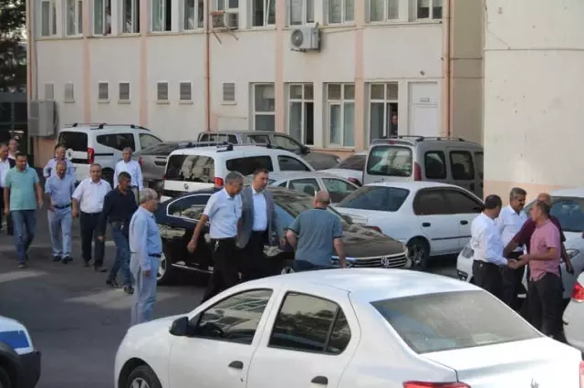 Kendini Yakmak İsteyen İşçiyi Müdürü Vazgeçirdi Kendini Yakmak İsteyen İşçiyi Müdürü Vazgeçirdi