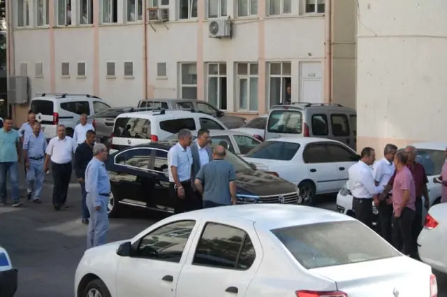 Kendini Yakmak İsteyen İşçiyi Müdürü Vazgeçirdi Kendini Yakmak İsteyen İşçiyi Müdürü Vazgeçirdi