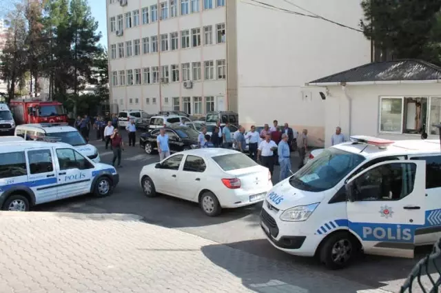 Kendini Yakmak İsteyen İşçiyi Müdürü Vazgeçirdi Kendini Yakmak İsteyen İşçiyi Müdürü Vazgeçirdi
