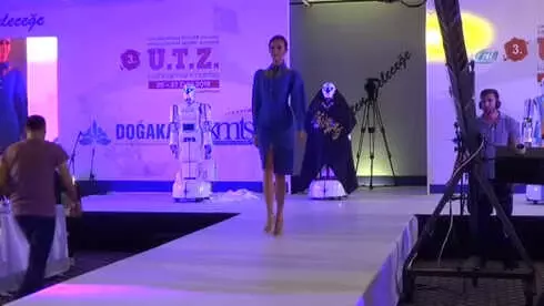 Robotlar Defile Gösterisinde Podyuma Çıktı Robotlar Defile Gösterisinde Podyuma Çıktı