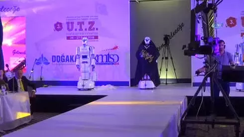 Robotlar Defile Gösterisinde Podyuma Çıktı Robotlar Defile Gösterisinde Podyuma Çıktı