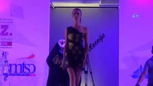 Robotlar Defile Gösterisinde Podyuma Çıktı Robotlar Defile Gösterisinde Podyuma Çıktı