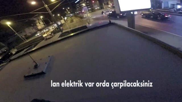 Tramvayın Üstünde Sörf Yapmak İsteyen Çılgın Gence, Güvenlik Görevlilerinden Müdahale
