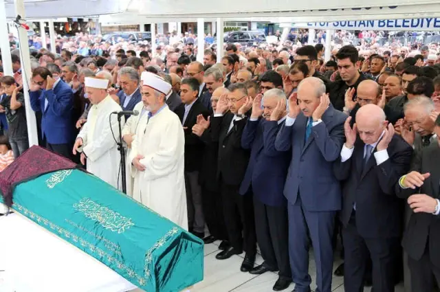 Cumhurbaşkanı Vekili Fuat Oktay'ın Annesi Son Yolculuğuna Uğurlandı