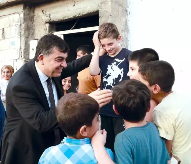 Önce Yetimleri Sonra Yaşlıları Ziyaret Etti Önce Yetimleri Sonra Yaşlıları Ziyaret Etti