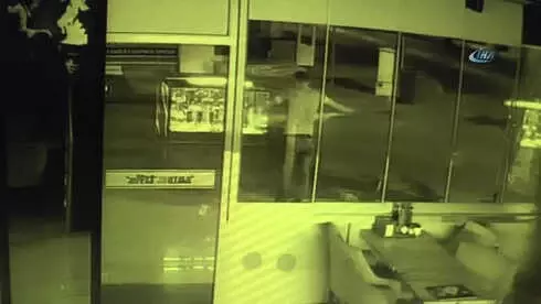 Pişkin Hırsızdan Kameralara Küfürlü El Hareketi