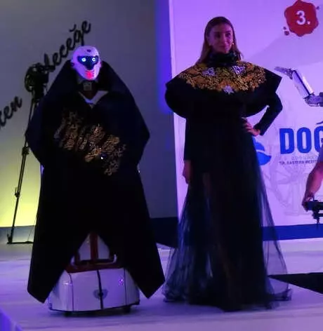 Türkiye'de İlk Defa Defilede 'Robotlar' Sahne Aldı Türkiye'de İlk Defa Defilede 'Robotlar' Sahne Aldı