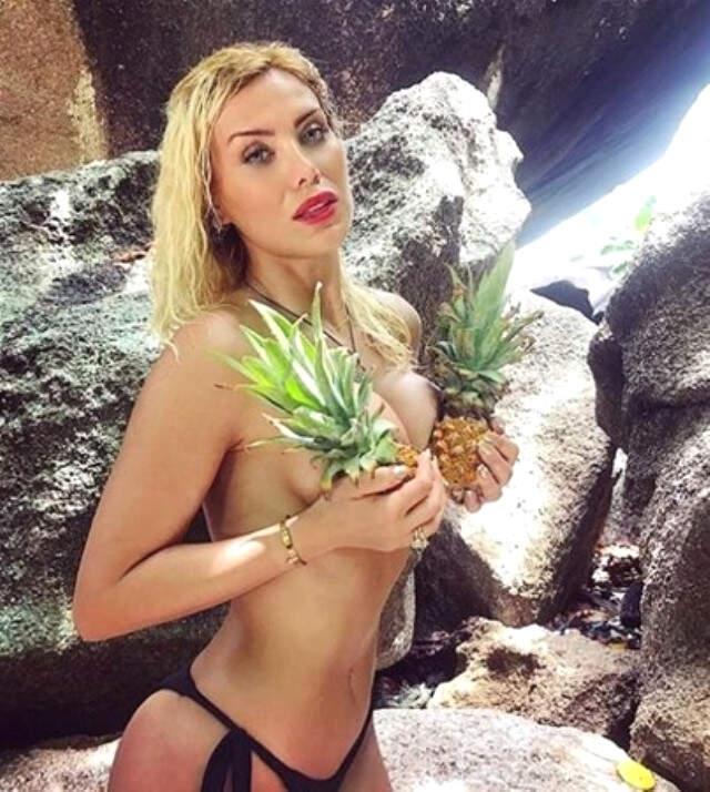 Esra ve Ceyda Kardeşler Barış Pozuyla Takipçilerini Kendine Hayran Bıraktı