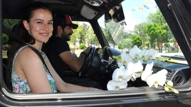 Komşularıyla Otopark Sorunu Yaşayan Burak Özçivit, Fahriye Evcen'e Aldığı 1 Milyon TL'lik Aracını Sattı