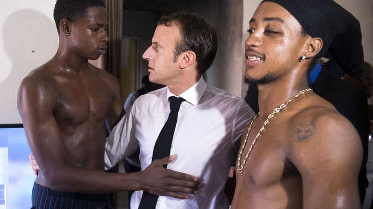 Macron'un Yer Aldığı Fotoğraf Karesindeki Orta Parmak Hareketi Tartışma Yarattı